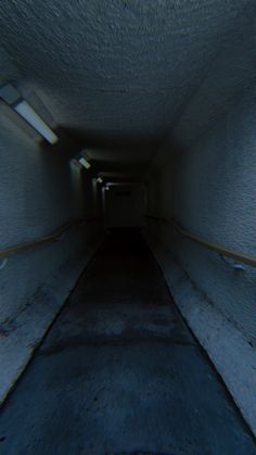 an empty tunnel with no people in it