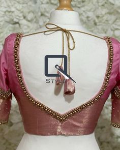 Simple Gold Work Blouse Designs, Blouse Simple Designs Indian, Traditional Blouse Designs Back Neck, Simple Pink Blouse Work Designs, Wedding Blouse Designs Simple, Simple Aari Back Neck Design, Blouse Design For Traditional Saree, Back Neck Designs For Blouses For Wedding