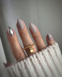 Make a statement with eye-catching beige manicure designs. These ideas feature chic elements like gold flakes and minimalist art for a trendy look. Save this pin to your designs board and visit the article for more inspiration. Grey Nail Designs, Sweater Nails, Summery Nails, Girly Acrylic Nails, Casual Nails