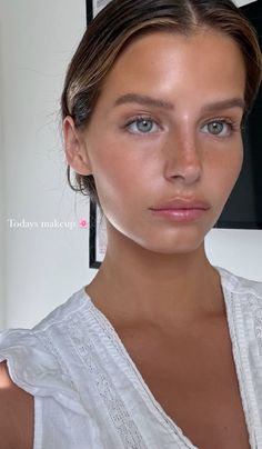 Natural Glowy Wedding Makeup Fair Skin, Natural Event Makeup, Swedish Makeup Look, Dewy Glowy Makeup Wedding, Glowy Minimal Makeup, Glossy Makeup Look Dewy Skin, Bright Glowy Wedding Makeup, Fresh Face Makeup, Natural Glowy Makeup