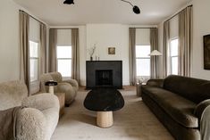 Wall Decor Trends, Earthy Living Room, Thousand Oaks, Minimalist Wall Decor, Gallery Walls, Minimalist Room