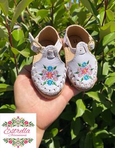 nuevo modelo de huaraches para Niñas, huarachitos flores multi  te sugiero medir el pie de tu niña en centímetros para pedir la talla correcta  que nesecitas. las tallas pequeñas pueden variar asegúrate de medir el pie de tu bebé .  Medidas para huaraches para niñas Talla 3 bebe / 10 centímetros Mx Talla 4 bebe / 11 centímetros Mx Talla 5 niña / 12 centímetros Mx Talla 6 niña/ 13 centímetros Mx Talla 7  niña /14 centímetros Mx Talla 8 niña  / 15 centímetros Mx Talla 9 niña  / 16 centímetros MX T Handmade Adjustable Huarache Sandals For Spring, Adjustable White Huarache Sandals With Round Toe, Adjustable White Huarache Sandals, Adjustable Soft Sole Huaraches For Spring, Adjustable Soft Sole Huarache Sandals For Spring, Adjustable Huarache Sandals With Soft Sole And Round Toe, Handmade Round Toe Huaraches For Spring, Summer Huarache Sandals With Soft Sole And Round Toe, Summer Huarache Sandals With Soft Round Toe