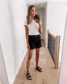 Black Burken Stocks Outfit, Birkenstock Arizona Black Outfits, Black Berkinstocks Outfit Summer, Black Birkenstock Sandals Outfit, Black Birkenstock Outfit Summer, Outfits With Birkenstocks Sandals, Black Birkenstocks Outfit, Black Birkenstock Outfit, Black Denim Shorts Outfit