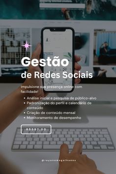 someone is using their cell phone while sitting in front of a computer screen with the words gestao de rades socials on it