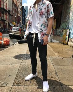 Really dope way to use the short sleeve button down. Hadn't thought about this before. Streetwear Inspiration, Lesbian Fashion, Mens Fashion Edgy, Streetwear Mode, Mens Fashion Streetwear, Androgynous Fashion