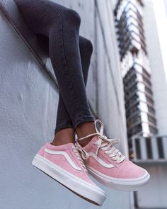 SNEAKERS OF THE MONTH: VANS OLD SKOOL Vans Shoes Fashion, Tenis Vans, Skater Girl Outfits, Spring Weather, Custom Vans, Pink Sneakers, Aesthetic Pink