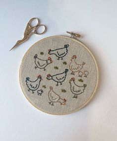 The most perfect Spring house decor featuring these cute little chickens! + Hoop is 6 inches and is a natural wood with gold accent. Background fabric is a natural linen woven from flax fibers. Expect yours to have natural variations and is unique with each hoop. Fabric and yarn color can look different in different types of lightings. + if you’d like to make any custom changes ( thread colors, etc ) please message me, or else will come just like Farmhouse Embroidery Designs, Spring House Decor, Chicken Embroidery, Spring House, Embroidered Hoop, Embroidery Stitches Tutorial, Background Fabric, Thread Colors