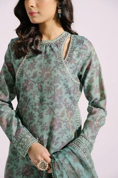 neckline design Lawn Dress Design Ideas, Lawn Dress Design, Simple Suit, Suit Neck, Eid Dress, Dress Designing, Latest Dress Design