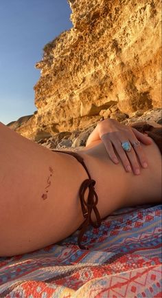 Beachy Tattoos, Seashell Tattoos, Tato Minimal, Waist Tattoos, Hidden Tattoos, Summer Tattoo, Hip Tattoos Women, Discreet Tattoos