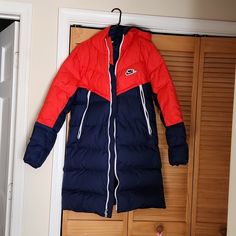 Practically New Used Only A Time No Flaws Or Stains, Zipper, And Pockets Are In Great Condition Nothing Wrong Size Xs But Fit Like A Small Size Really Comfortable And Warm. Retails $250 Puffer Parka, Parka Jacket, Men's Nike, Mens Coats, Nike Jacket, Parka, Nike Men, Red White, Red And White