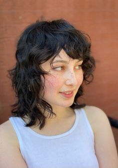 Curly Shag Mullet Women, Shag Mullet Curly Hair Round Face, Short Rockstar Hair, Shag Haircut Curly Hair, Female Mullet Wavy Hair, Shaggy Short Hair Round Faces, Shag Cuts For Curly Hair, Lesbian Mullet Haircut Curly, 80s Shag Curly