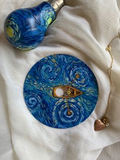 Bulb painting, CD art  painting van gogh starry night aesthetic flatlays CD painting acrylic Van Gogh Diy Ideas, Mini Circle Canvas Paintings, Starry Night Diy, Starry Night Inspired Art, Starry Night Paintings, Circle Painting Ideas Easy