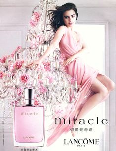 Lily Collins by Mert Alas & Marcus Piggott Luxury Ads, Miracle Perfume, Perfume Poster, Lancôme Makeup, Alas Marcus Piggott, Perfume Photography, Lancome Paris, Retro Beauty