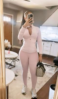 Athleisure Outfits Pink, Baddie Airport Outfits, Athleisure Outfit Ideas, Lululemon Set, Outfit Fitness