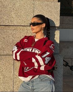 Pose Fotografi, Jersey Outfit, Tomboy Style Outfits, Streetwear Fashion Women, Tomboy Fashion, 인물 사진, Black Sunglasses