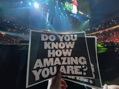 someone holding up a sign that says do you know how amazing you are?