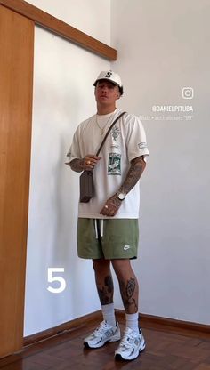 Green Shorts Outfit Men, Mens Streetwear Aesthetic, New Balance 530 Outfit, Green Shorts Outfit, Street Lifestyle, Sneakers Outfit Men, Black Outfit Men