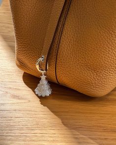 Let luxury bags shine with festive sparkle—Christmas tree bag charm🎄✨
Enjoy 30% off our Christmas collection and find the perfect holiday gift🎁
Photo credit: @mariam_am 

#aelysee #aelyseebagcharm #christmascharm #bagcharm #bagaccessories #picotin #hermès #baglover