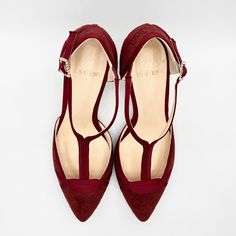 Shoes in burgundy brocade velvet with a central strap on the instep and matching satin trims. 
DETAILS AND COMPOSITION:
- Heel: 7 cm wide 
- Outer material: burgundy velvet with brocade texture and matching satin.
- Golden rectangular buckle with Swarovski
- Lining: 100% goatskin
- Sole: 100% leather
 - Comfort: internal gel insoles
Made in Spain
SIZE: 
Size 36'5, indicated for all types of feet. Half size plus size.

STATE: 
New. In perfect condition.

SHIPPING AND RETURNS: 
The delivery time f Elegant Velvet Heels For Formal Occasions, Elegant Burgundy Heels With Heel Strap, Burgundy Low Heel Evening Heels, Platform Shoes Sandals, Burgundy Shoes, Metallic Shoes, Nude Shoes, Burgundy Velvet, Block Heel Shoes