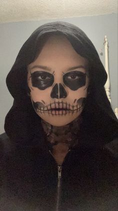 Face Skull Makeup, Tiktok Skull Makeup, Black Skull Makeup, Skull Face Paint Aesthetic, Halloween Skeletons Makeup, Skeleton Makeup Guy, Women Skeleton Makeup, Skull Makeup Simple, Tate Langdon Skull Makeup