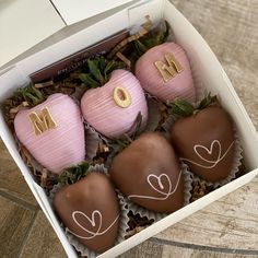 Figueroa's Sweet Creationson Instagram“option 5our half dozen box with chocolate covered berrieslettering can be changed to mamor a small phrasereminderwe are NOW…” Mom Strawberries, Hbd Mom, Mothers Day Chocolates, Flower Shop Design, Cake Pop Decorating