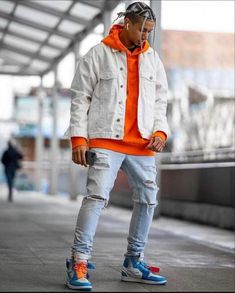 Your hoodie doesn’t need to be the focal point; let your footwear do the talking. High-end sneakers or boots can elevate a simple hoodie and pants combo. Choose a hoodie with a minimalist design, then pair with shoes that have bold, eye-catching details. This look is perfect for those who love making a subtle statement.
#MensStyle #Mensactivewear #Mensbottoms #WinterOutfit #FallFashion #WinterStyle #ModernGentleman #CardiganOutfitMen #MensWinterFashion #ModaHombreInvierno #Hoodie #HoodieStyle