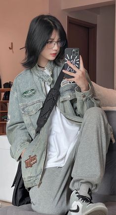 Tomboy Ulzzang, Tomboy Dress, Tomboy Dresses, Tom Girl, How To Wear Jeans, Tomboy Aesthetic, Boyish Girl, Tomboy Femme