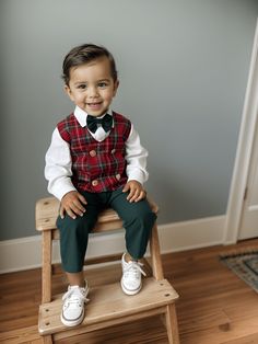 ✿ABOUT THIS SUİT ✓Introducing this luxurious four-piece checked suit set that creates a stylish and personalized ensemble for your little one's special day. ✓This set consists of suspender pants with plaid detailing, a plaid fabric vest trimmed with a gold knot, a matching bow tie, and a cotton shirt. ✓The trousers have an elastic waistband for comfortable fit and adjustable straps to ensure the perfect fit. Made of soft and comfortable gabardine fabric. ✿FABRIC INFORMATION ✓Natural cotton fabri Christmas Pictures Toddler Boy, Vintage Family Christmas Photos, Toddler Boys Christmas Outfits, Toddler Boy Formal Outfit, Toddler Boy Christmas Pictures, Boys Christmas Outfits For Pictures, Toddler Christmas Outfit Boy, Boys Kids Outfit, Little Boy Christmas Outfits