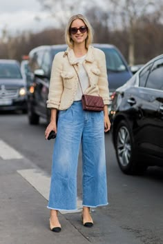 Fashion Week Street Style Outfits, Cropped Jeans Outfit, Culotte Style, Style Casual Chic, Jeans Outfit Women, 2020 Fashion Trends, Moda Jeans, Elegante Casual, Big Fashion