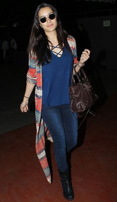 Shraddha Kapoor Long Shrugs Outfit, Shrugs Outfit, Dress Over Jeans, Outfit Western, Celebrity Style Inspiration, Casual Wear Dress, Dress Indian Style, Shraddha Kapoor