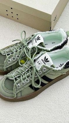 Adidas Green Shoes, Pretty Sneakers, Pretty Shoes Sneakers, Shoe Wishlist, Sneaker Lovers, Funky Shoes, Chic Shoes, Aesthetic Shoes