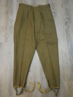 These pants have buttons, a hook and a button for closing. Two side pockets, and a flap and button pocket on the back. A link at the bottom of the pants. Height: 38 cm Length: 92 cm Length between legs: 72 cm Weight: 920 grams. Khaki Workwear Pants With Buttons, Khaki Trousers With Belt Loops, Military Style Long Pants For Work, Khaki Trousers With Button Closure, Khaki Straight Leg Bottoms With Buttons, Fitted Military Cargo Pants, Fitted Khaki Bottoms With Button Closure, Khaki Straight Leg Pants With Buttons, Military Style Trousers With Belt Loops