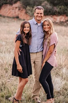 Family Photoshoot With Daughter, Dads And Daughters Pictures, Father And Daughters Photography, Family Photos Teenage Daughters, Mom With Older Kids Photoshoot, Mom And Grown Kids Photoshoot, Family Pictures Poses For 3 Older