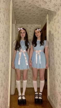 Holloween Costume Ideas Duo Friends, Costume Halloween Duo, All Black Halloween Costume, Black Dress Halloween Costume, Fran Bow, Black Halloween Costumes, Twin Halloween, Twin Halloween Costumes