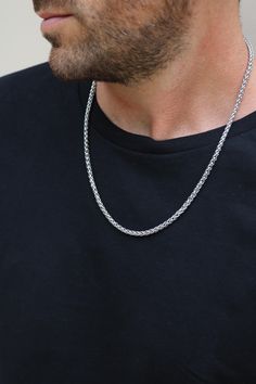 This high-quality men's necklace combines modern design with robust material and is the ideal accessory for the fashion-conscious man. The timeless design gives every outfit that certain something. Whether as an everyday statement piece or for special occasions - this necklace impresses with its durability and style. Product details: * Material: High-quality, rust-proof stainless steel -> extremely durable and skin-friendly. * Chain style: sturdy link chain - known for its strength and smooth, m Masculine Jewelry, Conscious Man, Men's Necklace, Men's Jewelry, Jewelry Necklace, Stylish Accessories, Men Necklace, Chain Styles, Link Chain