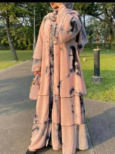 Chiffon Tie Dye Abaya(Open)Comes with full sleeve nidha abaya open tiedye shrug & a belt & matching hijab. 3 Piece Abaya Set, Modern Abaya Pattern, Frill Abaya, Layered Abaya, Hijab Trend, Illustration Poses, Abaya Pattern, Modern Abaya, Fashion Illustration Poses