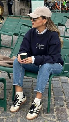 Styling Oversized Graphic Tees, Graphic Pullover Outfit, Outfit Ideas New Balance 327, Winter Outfits Sneakers Casual, Casual Designer Outfits Women, 2025 Outfits Trends, Charleston Sc Winter Outfits, Florida January Outfit, Oxford University Aesthetic Outfit