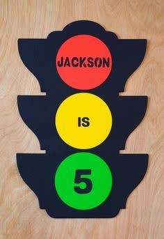 a traffic light that says jackson is 5 on the front and five on the back