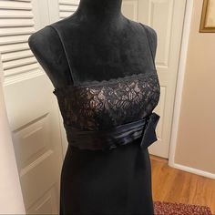 Another Beauty Here ! Such A Subtle Classy Evening Dress By Jones New York. The Polyester Lace Throughout The Bust Is Just Exquisite With The Nude Colored Lining Showing Through It. The Attached Ruched Midriff Sash Portion Section Of The Dress And Bow Are Done In 100 % Silk. Spaghetti Straps Fully Lined Side Zipper Size 6 **In Excellent Unused Condition** Fitted Black Dress With Sashes, Balck Dress, Classy Evening Dress, Ruffle Neck Dress, Stretch Satin Dress, Coctail Dresses, Blue Summer Dresses, Black Dress Formal, New York Dresses