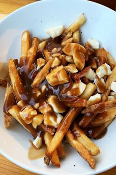 A plate of poutine - a quintessentially Canadian dish (consisting of fries, gravy and cheese curds). Canada Food Recipes, Poutine Food, Quebec Food, Canada Culture, Food In Canada, Sprite Cake, Canadian Foods, Canadian Snacks