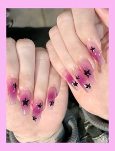 Black Design On Pink Nails, Pink Black Star Nails, Star Nails Pink And Black, Pink Nails Black Stars, Pink Black Outfit Ideas, Star Nails Inspo Y2k, Pink N Black Outfit, Pink Nails With Black Stars, Mail Inspo Y2k