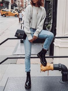 How To Style Doc Martens, Vinter Mode Outfits, Winter Mode Outfits, Casual Weekend Outfit, Stylish Winter Outfits, Trendy Outfits Winter, Denim On Denim