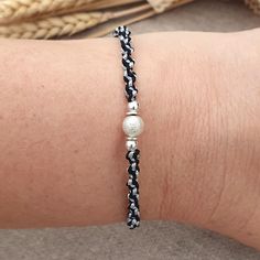 Bracelet réglable en cordon macramé métallisé tressé avec perles centrales argentées Bracelet Macrame, Macrame Cord, Adjustable Bracelet, Silver Beads, Wedding Shop, Macrame, Beauty Book, Jewelry Bracelets, Braids