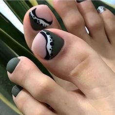 20 Stunning Fall Toe Nail Art Ideas 2024: Designs, Colors, and Pedicure Trends Glitter Toe Nails, Fall Toe Nails, Gel Manicure Colors, Pedicure Designs Toenails, Pedicure Nail Designs, Toe Nail Color, Pretty Toe Nails, Cute Toe Nails, Pedicure Designs