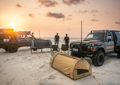 swags and trucks on the beach 4x4 Beach Camping, 4wd Australia, Swag Tent, Camping In Australia, Australian Camping, 4wd Camping, 4x4 Camping, Swag Camping