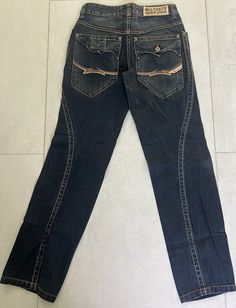 Enhance your wardrobe with these fashionable Parasuco Vintage Denim Jeans featuring a relaxed fit and comfort legs. The jeans come with a classic mid-rise waist design and a solid dark wash pattern. The 6-pocket style includes two front pockets, two back pockets, and two additional pockets uniquely positioned for a unique twist.The closure is a combination of zip and button, while the accents include a zipper, button, embroidered logo, and the Parasuco brand name. Made of 100% cotton, these jeans are machine washable, making them easy to maintain. They are perfect for any season, whether it's winter, summer, fall, or spring. The jeans are available in size 27x34 and are a regular fit. Unique Pants Design, Vintage Denim Jeans, Jean Pockets, Vintage Jeans, Vintage Denim, Stretch Jeans, Summer Fall, Leg Jeans, Denim Jeans