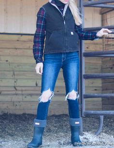 Womens Farm Outfit, Womens Carhartt Outfits, Carhartt Vest Outfit Men, Womens Carhartt Vest, Carhartt Vest Outfit, Carhartt Outfits, Patagonia Vest Outfit, Vest Outfit Ideas, Farm Outfit