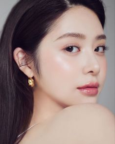 Graduation Look Makeup, Model Photoshoot Poses, Bride Makeup Natural, Makeup Layout, Korean Bride, Timeless Makeup, 4 Hairstyles, Ideal Girl, Bridal Eye Makeup