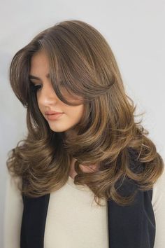 Medium Length Hair With Butterfly Layers, Haircuts Medium Hair Layers, Haircuts Short Layers, Butterfly Cut Side Part, Side Part Butterfly Haircut, Butterfly Haircut Mid Length, Butterfly Cut Mid Length Wavy Hair, Layered Butterfly Haircut, Buterfluffy Haircut Long Hair Straight