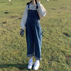 Dungaree Outfit, Denim Dungaree, Denim Dungarees, 90's Fashion, Denim Patterns, Mode Inspo, Denim Overalls, Vintage Button